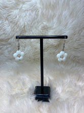 Load image into Gallery viewer, Bead Flower Earrings
